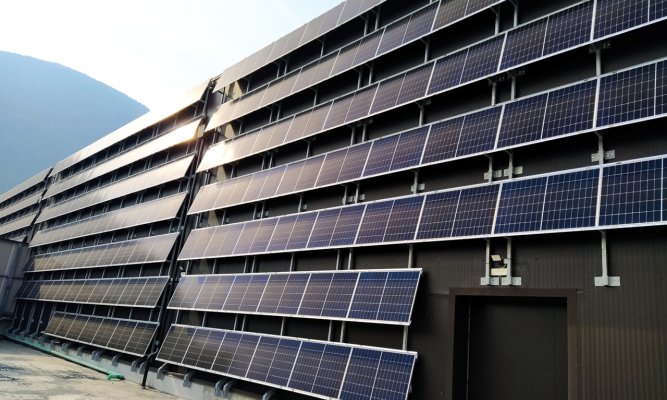Photovoltaikanlage an der Fassade